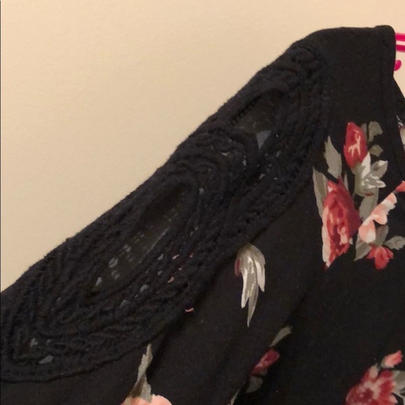 5/$25🖤 Floral shirt - Picture 3 of 4